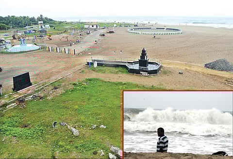 ‘கஜா’ புயல் எதிரொலியாக கடலூரில் கடல் சீற்றம் ராட்சத அலைகள் எழுந்ததால் பொதுமக்கள் அச்சம் கடற்கரைக்கு செல்ல தடை