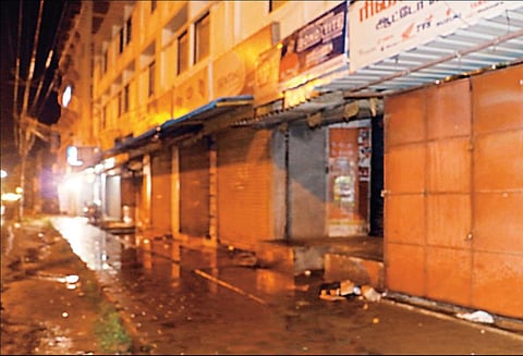 ‘கஜா’ புயல்: பஸ் போக்குவரத்து நிறுத்தப்பட்டதால் கடலூர் , சிதம்பரம் வெறிச்சோடியது