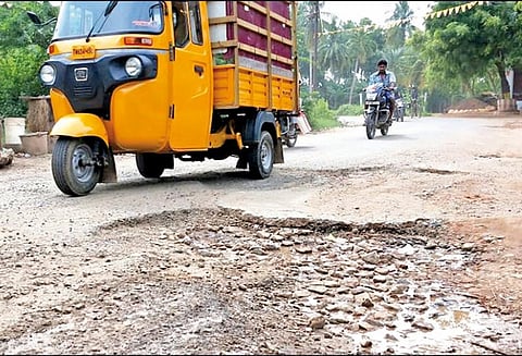 குண்டும், குழியுமான நரிக்குடி சாலை வாகன ஓட்டிகள் அவதி