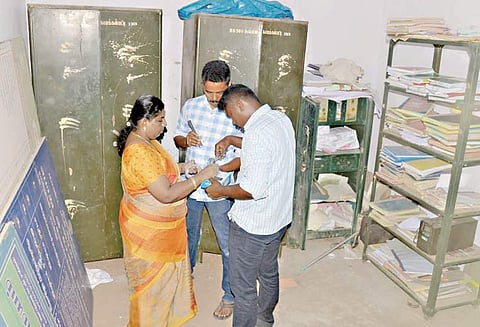 திண்டுக்கல் அருகே கூட்டுறவு வங்கியில் கொள்ளை முயற்சி ரூ.5 கோடி நகைகள் தப்பின