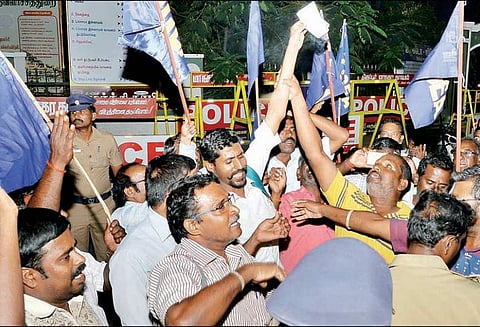 திருப்பூரில், அரசு ஊழியர்கள் சார்பில் அரசாணை நகல் எரிப்பு போராட்டம்