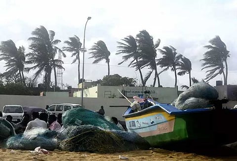 நாகை மாவட்டத்தில் மின் விநியோகம் முழுமையாக சீராக 2 நாட்கள் ஆகும் : மின் வாரிய அதிகாரிகள் தகவல்