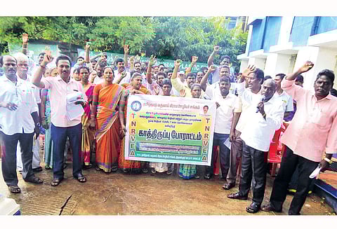 திருவள்ளூர், ஊத்துக்கோட்டையில் கிராம உதவியாளர்கள் காத்திருப்பு போராட்டம்