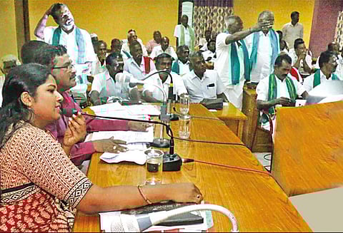 திருமங்கலம்-புளியரை 4 வழிச்சாலை திட்டத்தை கைவிட வேண்டும் குறைதீர்க்கும் நாள் கூட்டத்தில் விவசாயிகள் வலியுறுத்தல்