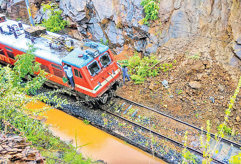 திண்டுக்கல் அருகே தண்டவாளத்தில் உருண்டு விழுந்த பாறைகள் ரெயில்கள் நிறுத்தப்பட்டதால் விபத்து தவிர்ப்பு