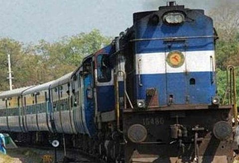 நாகர்கோவில் வந்த கன்னியாகுமரி எக்ஸ்பிரஸ் ரெயில் ஒரு மணி நேரம் தாமதம் - பயணிகள் அவதி