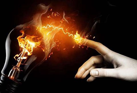 மின்சாரம் தாக்கி டெம்போ டிரைவர் சாவு