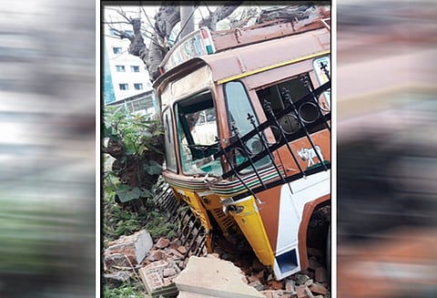 தர்மபுரியில் ‘பிரேக்’ பிடிக்காமல் ஓடிய லாரி டிரைவரின் சாமர்த்தியத்தால் பெரும் விபத்து தவிர்ப்பு