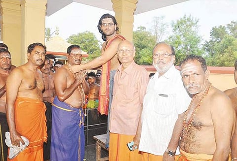 கார்த்திகை மாதம் பிறந்ததையொட்டி அய்யப்ப பக்தர்கள் மாலை அணிந்து விரதம் தொடங்கினர்