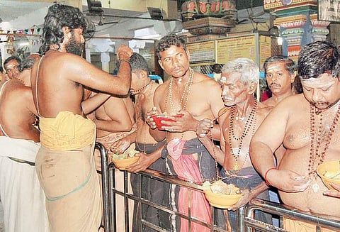 கார்த்திகை மாத பிறப்பையொட்டி திருச்சியில் அய்யப்ப பக்தர்கள் மாலை அணிந்து விரதம் தொடங்கினர்