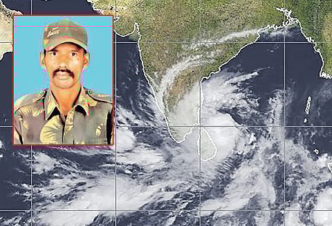 ‘கஜா’ புயல் சீரமைப்பு பணியின்போது மரம் விழுந்து வன ஊழியர் பலி 2 பேர் படுகாயம்