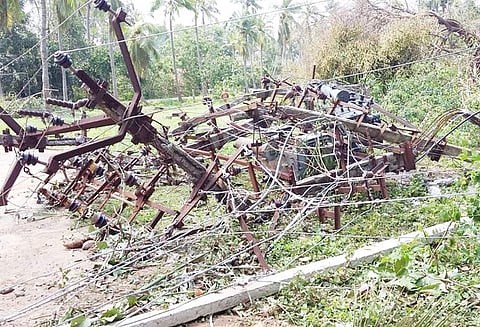 ‘கஜா’ புயலால் சாய்ந்தது மின்கம்பம்: மின்சாரமின்றி 2-வது நாளாக தவித்த கிராப்பட்டி பகுதி மக்கள்