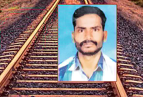 ‘கஜா’ புயலில் வாழை மரங்கள் சேதம்: ரெயில் முன் பாய்ந்து விவசாயி தற்கொலை