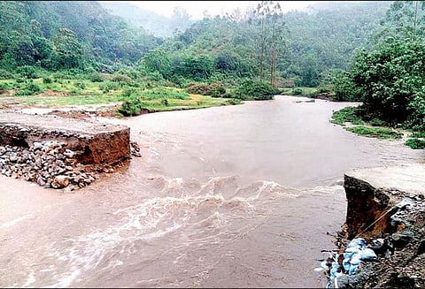 பலத்த மழை காரணமாக உடுமலை-மூணாறு சாலையில் தரைமட்ட பாலம் அடித்து செல்லப்பட்டது - போக்குவரத்து பாதிக்கப்பட்டதால் பொதுமக்கள் அவதி