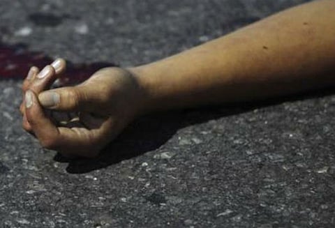 மகனுடன் சென்ற போது பரிதாபம்: வேன் மீது மொபட் மோதி பெண் பலி