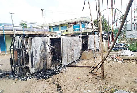 அதிகாரிகள் வந்த வாகனங்களுக்கு தீ வைப்பு எதிரொலி: பொதுமக்கள் மீது போலீசார் தடியடி; 80 பேர் கைது