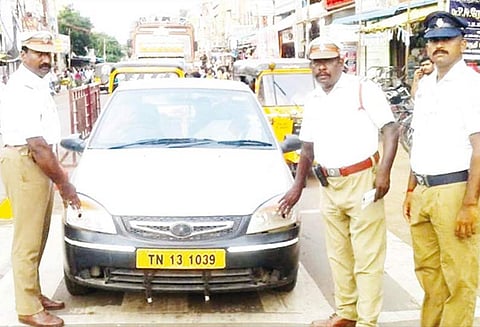 வாகன ஓட்டிகளுக்கு விழிப்புணர்வு துண்டு பிரசுரம் வினியோகம்