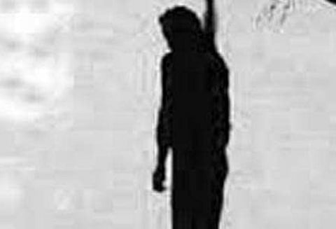 தெலுங்கானாவில் சந்திரசேகர்ராவ் கட்சி தொண்டர் தற்கொலை