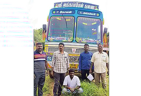 மணல் கடத்தலை தடுக்க சென்ற பெண் போலீஸ் இன்ஸ்பெக்டரை லாரி ஏற்றி கொல்ல முயற்சி - விழுப்புரம் அருகே பரபரப்பு