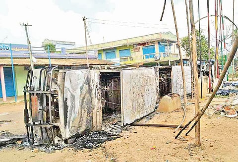 அரசு வாகனங்களுக்கு தீ வைப்பு எதிரொலி: சாலை மறியலில் ஈடுபட்ட பொதுமக்கள் மீது போலீஸ் தடியடி 100 பேர் மீது வழக்குப்பதிவு