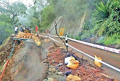 நிவாரணப்பணிகள் நடப்பதால் திருவாரூர் உள்ளிட்ட சில மாவட்டங்களில் உள்ள பள்ளிகளுக்கு இன்று விடுமுறை