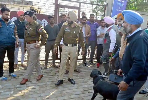 அமிர்தசரஸ் வெடி குண்டு தாக்குதல் : குற்றவாளிகள் குறித்து துப்பு கொடுத்தால் ரூ.50 லட்சம் பரிசுத்தொகை