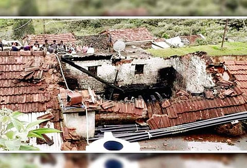மஞ்சூர் அருகே: மின்னல் தாக்கி வீடு தீப்பற்றி எரிந்தது