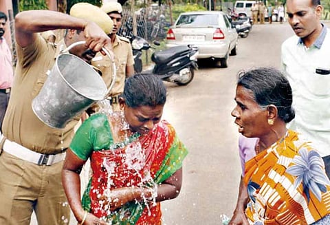 திண்டுக்கல் கலெக்டர் அலுவலகத்தில் பரபரப்பு: போலீஸ்காரரின் மனைவி, தாயுடன் தீக்குளிக்க முயற்சி