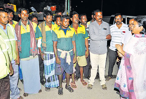 திருவள்ளூர் மாவட்டத்தில் இருந்து ‘கஜா’ புயல் நிவாரண பணிக்காக 100 பணியாளர்கள் பயணம் கலெக்டர் வழியனுப்பி வைத்தார்
