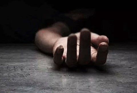 கும்மிடிப்பூண்டி அருகே மரம் வெட்டும்போது தவறி விழுந்து தொழிலாளி பலி உறவினர்கள் சாலை மறியல்