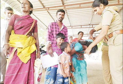 அரியலூர் கலெக்டர் அலுவலகத்தில் குழந்தைகளுடன் தீக்குளிக்க முயன்ற பெண்ணால் பரபரப்பு