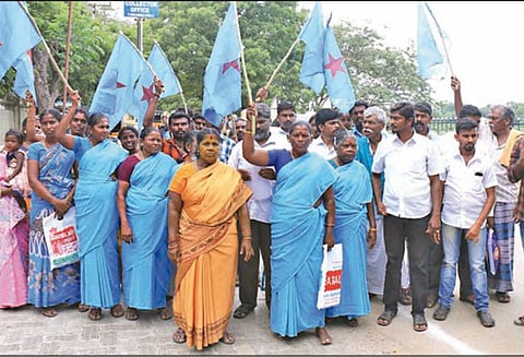 இலவச வீட்டுமனை பட்டா கேட்டு கலெக்டர் அலுவலகத்தில் தமிழ்ப்புலிகள் கட்சியினர் முற்றுகை போராட்டம்