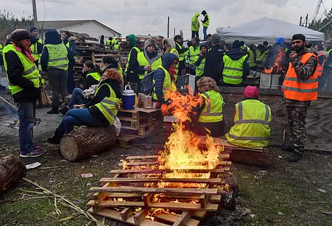 பிரான்சில் டீசல் விலை உயர்வுக்கு எதிர்ப்பு: நாடு தழுவிய போராட்டத்தில் பெண் சாவு - 400 பேர் காயம்