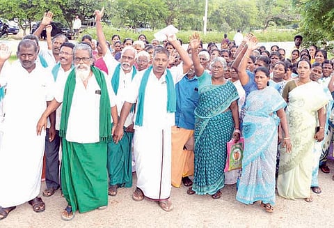 புயலால் சேதமடைந்த வீடுகள்- பொருட்களுக்கு இழப்பீடு கோரி மனு கலெக்டரிடம், பொதுமக்கள் கொடுத்தனர்