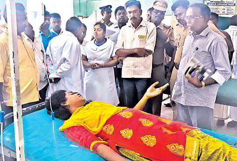 புயல் சேதம் குறித்து கணக்கெடுக்க சென்ற கர்ப்பிணி அதிகாரி உள்பட 3 பேர் மீது தாக்குதல்