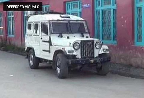 காஷ்மீரில் என்கவுண்டர் : ராணுவ வீரர் வீர மரணம், 4 பயங்கரவாதிகள் சுட்டுக்கொலை