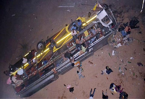 ஒடிசா: ஆற்றுப்பாலத்தில் இருந்து பஸ் கவிழ்ந்த விபத்தில் 9 பேர் உயிரிழப்பு