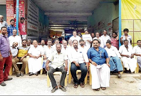 வாகனங்களில் காய்கறிகள் விற்பதை தடுக்கக்கோரி - வியாபாரிகள் கடையடைப்பு போராட்டம்