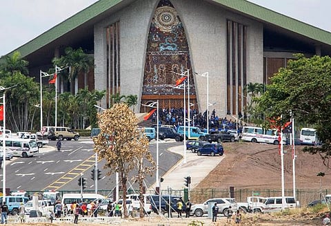 பப்புவா நியூகினியா நாட்டில் பரபரப்பு: நாடாளுமன்றத்தில் படைகள் புகுந்து தாக்குதல்