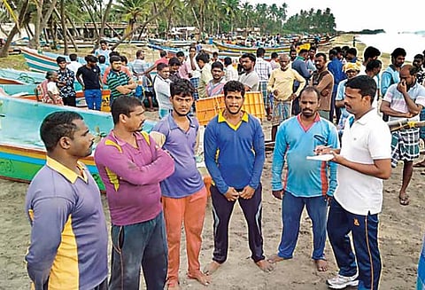 கடலூர் அருகே கடல் சீற்றம்: படகு மூழ்கியதால் ஆழ்கடலில் தத்தளித்த 5 மீனவர்கள் மீட்பு