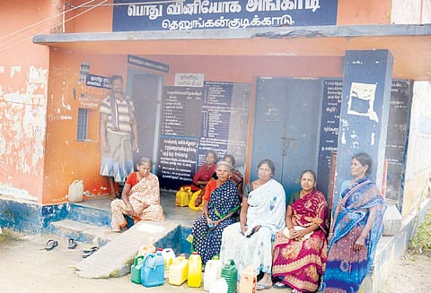 கஜா புயல் தாக்கி 6 நாட்கள் ஆகியும் உணவு, குடிநீர் கிடைக்காமல் சாலையோரம் காத்துக்கிடக்கும் மக்கள்