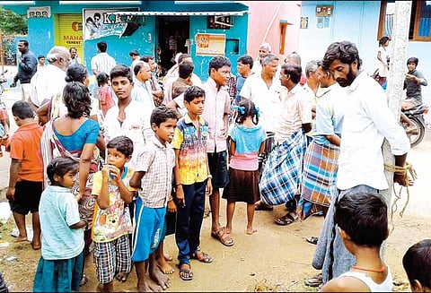 விவசாயியிடம் ஜேப்படி: வாலிபரை மின்கம்பத்தில் கட்டி வைத்து தர்ம அடி - பொதுமக்கள் ஆவேசம்