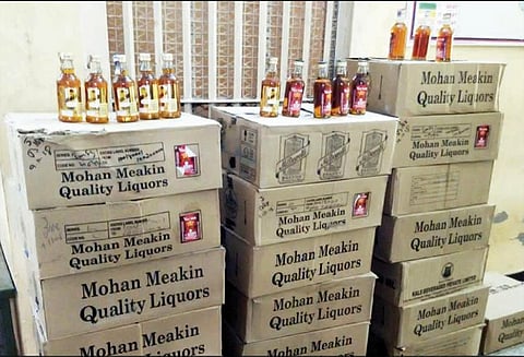 கோவில்பட்டி-கயத்தாறில் போலீசார் அதிரடி சோதனை: மது விற்ற அ.தி.மு.க பிரமுகர் உள்பட 3 பேர் கைது