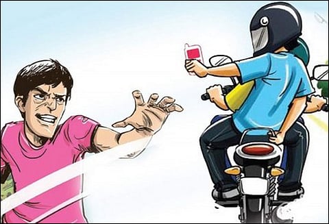 விருகம்பாக்கத்தில் வாலிபரிடம் நூதன முறையில் நகை, செல்போன் பறிப்பு