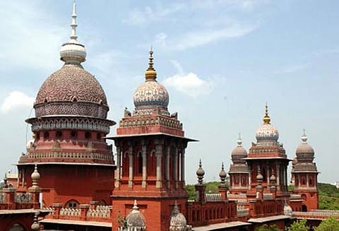 அரசு பள்ளி மாணவர்களுக்கு இலவச காலணி: டெண்டரை எதிர்த்த வழக்கு தள்ளுபடி ஐகோர்ட்டு உத்தரவு