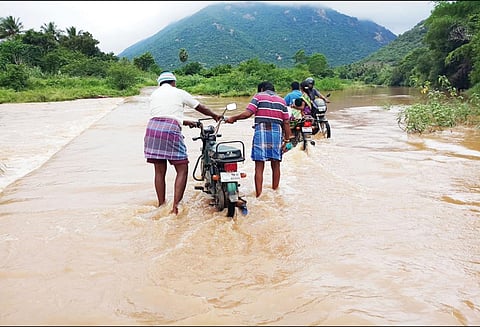 கல்வராயன்மலை பகுதியில் பலத்த மழை: தரைப்பாலத்தை மூழ்கடித்தபடி தண்ணீர் செல்கிறது