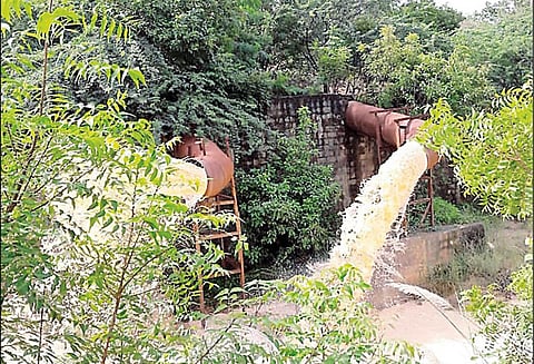 நெய்வேலி பகுதியில் கனமழை: என்.எல்.சி. சுரங்கங்களில் இருந்து உபரிநீர் வெளியேற்றம்