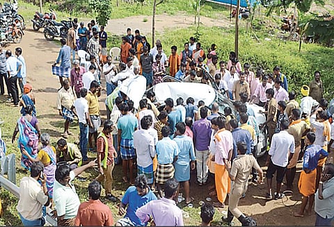 ராமநத்தம் அருகே தடுப்புக்கட்டையில் கார் மோதல்; கல்லூரி மாணவர் பலி, 4 பேர் காயம்