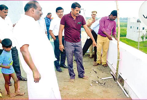 வில்லியனூர் அருகே மின்னல் தாக்கியதில் 12 வீடுகளில் மின்சாதன பொருட்கள் வெடித்து சிதறியது