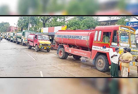 குடிநீர் தட்டுப்பாட்டை போக்கும் வகையில்: சென்னையில் இருந்து 25 டேங்கர் லாரிகள் திருவாரூருக்கு வந்தன